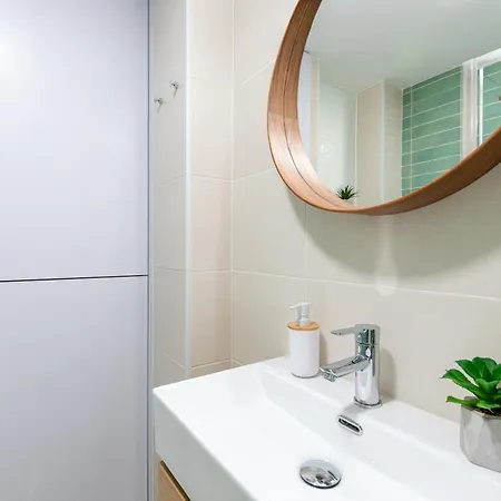 Piso Elegante Y Nuevo De 3 Y 2 Banos * Sevilla